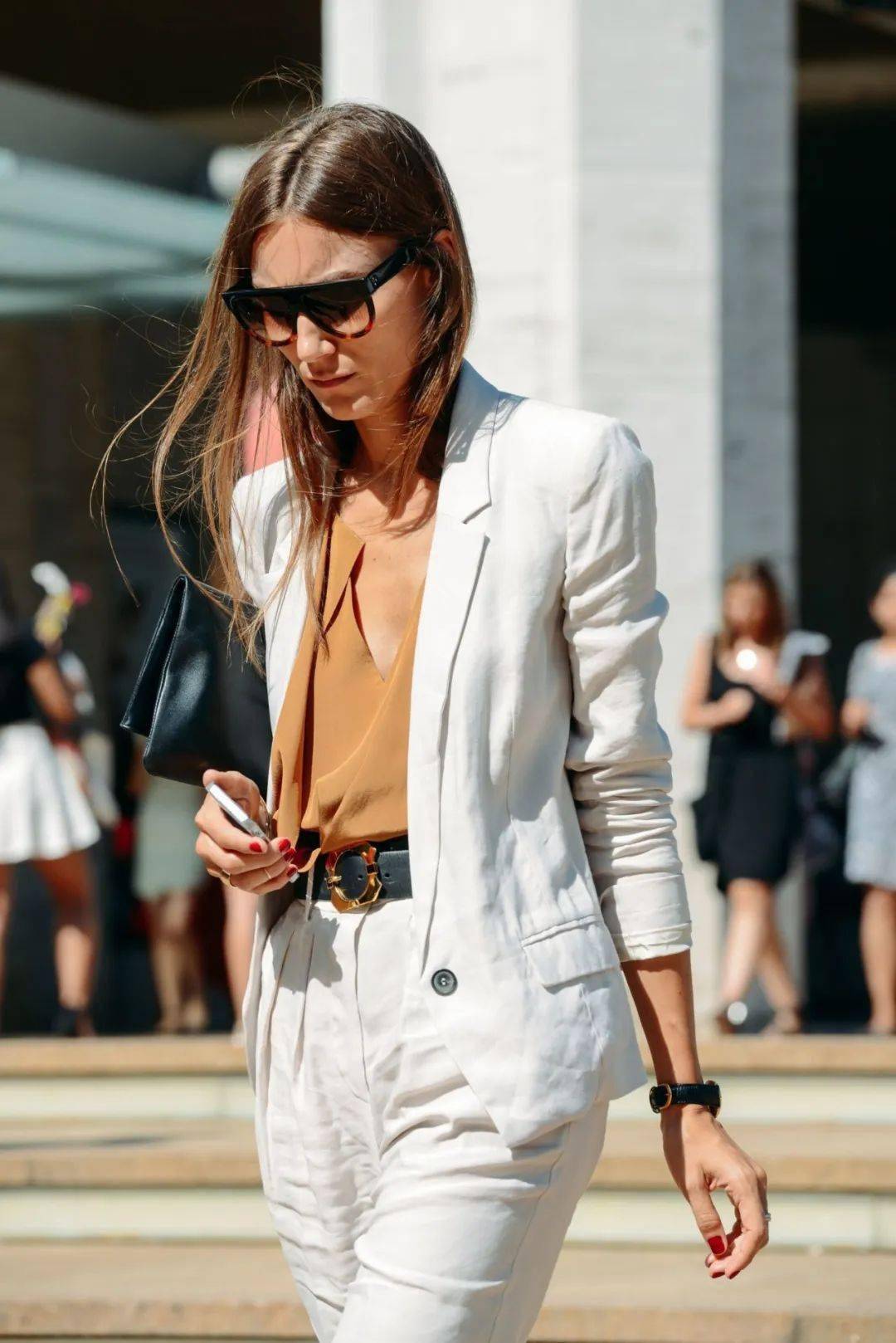 白西装如何搭配的更知性