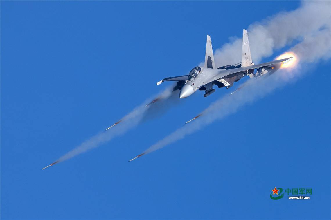 歼-16罕见携两种吊舱出击:低空导航 电子对抗 极具实战意味