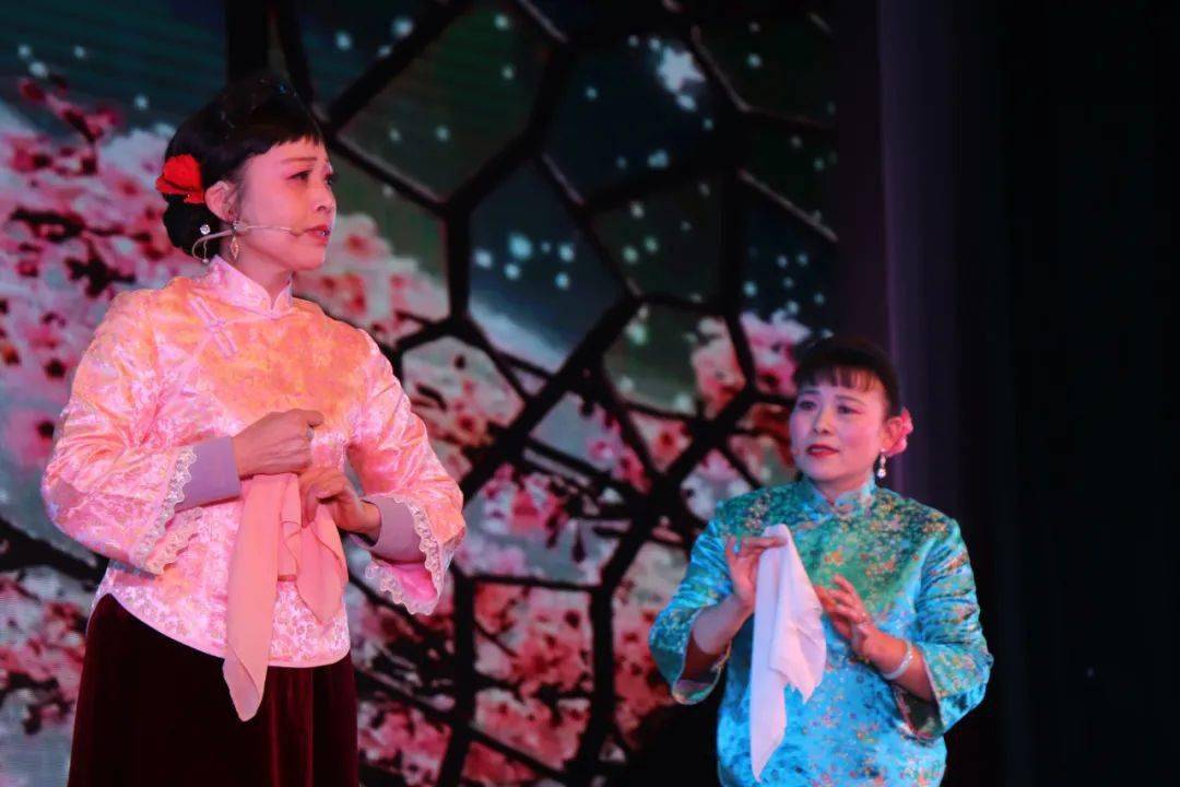 创排了沪剧表演唱《夸夸我们的常书记》,折子戏《阿必大》《绣红旗》