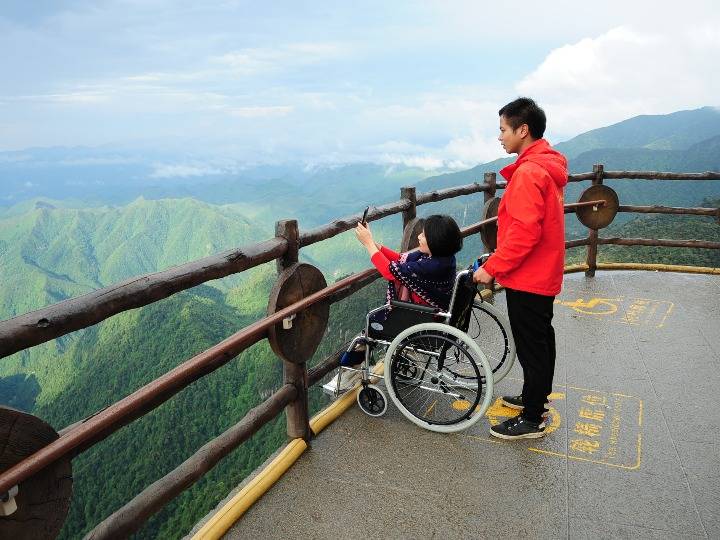 中国坐轮椅的大人物图片