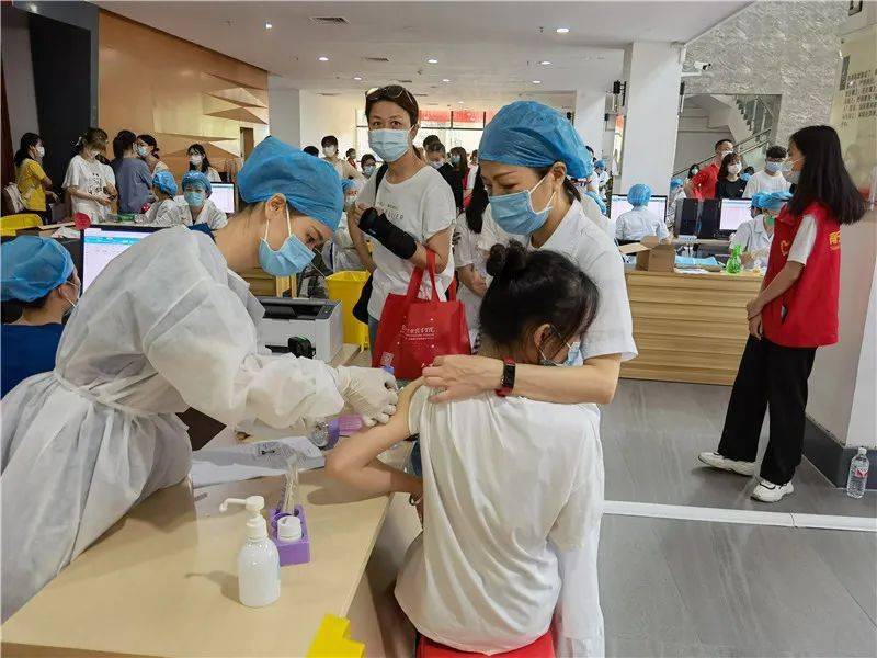 助力全民共筑免疫屏障我院进高校开展大规模人群新冠疫苗接种工作