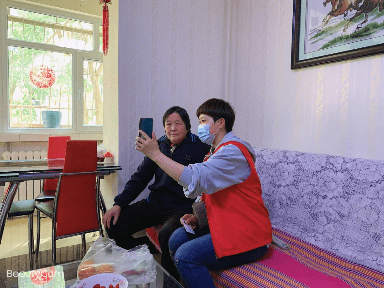 物探社区开展退休人员上门认证暖心服务