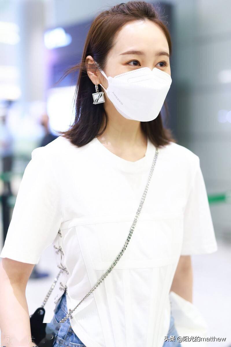 街拍:李纯白色胸衣 牛仔阔腿裤时高级_机场