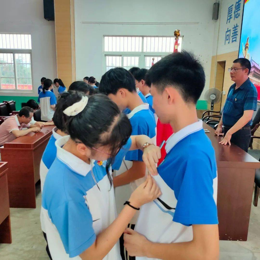 驮卢镇中学举行2021年新团员入团宣誓仪式