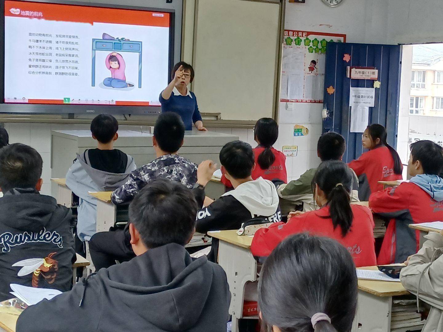 樟村坪镇中小学开展防震减灾应急演练_彭桂玲