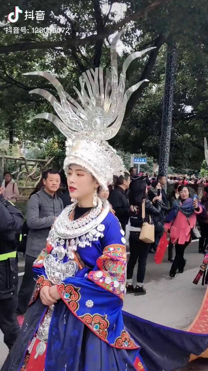 贵州苗疆蚩尤的后裔演绎着不老传奇这是盛大苗年中最漂亮的苗后气场太