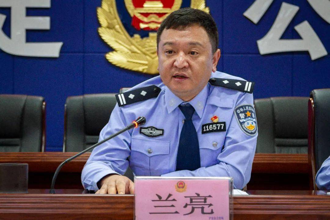 会上,副县长兰亮从修身立志,加强政治素养,坚持学习教育和查纠整改相