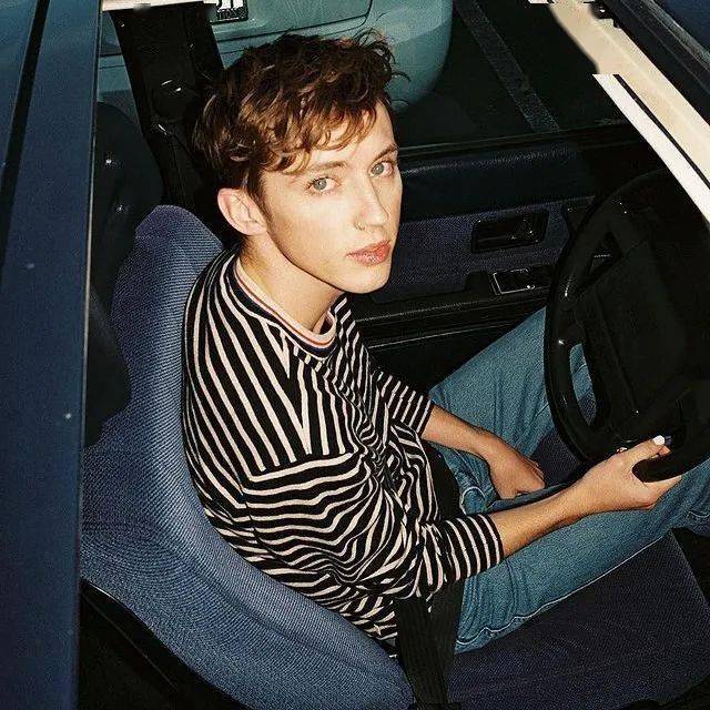 戳爷公开2200万豪宅,z世代明星都爱收藏什么?_troye