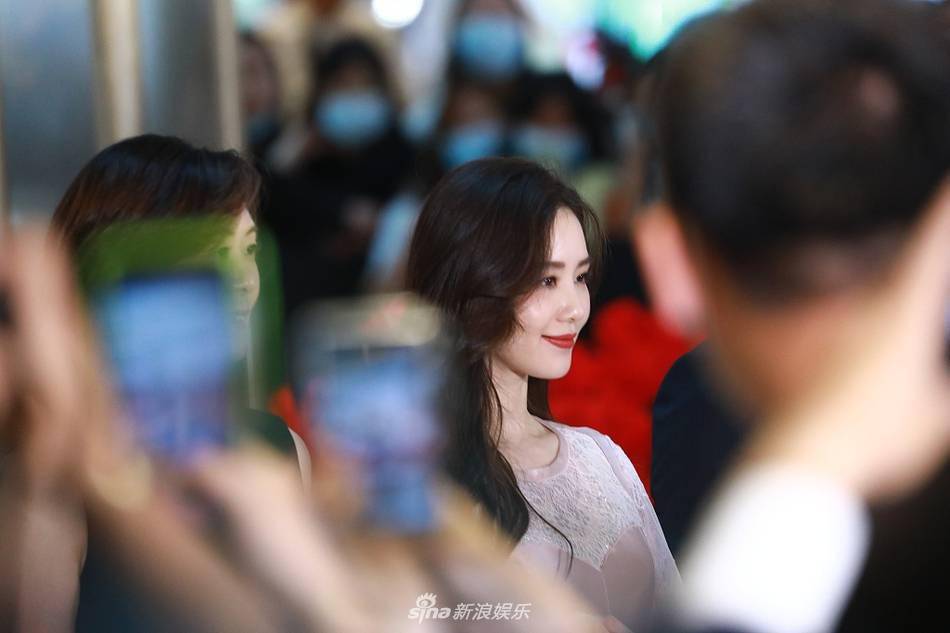 刘诗诗活动生图颜值能打 一袭粉裙似仙女下凡