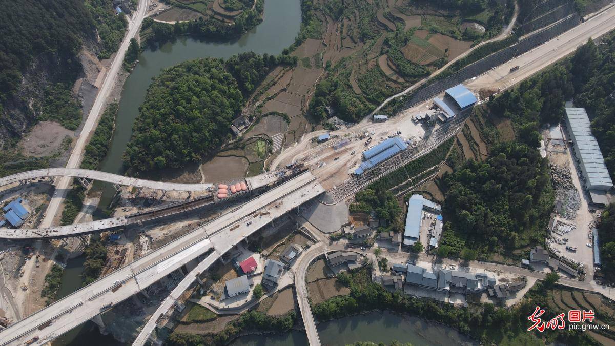 【光明图刊】公路建设不停歇 厉害了!我的国