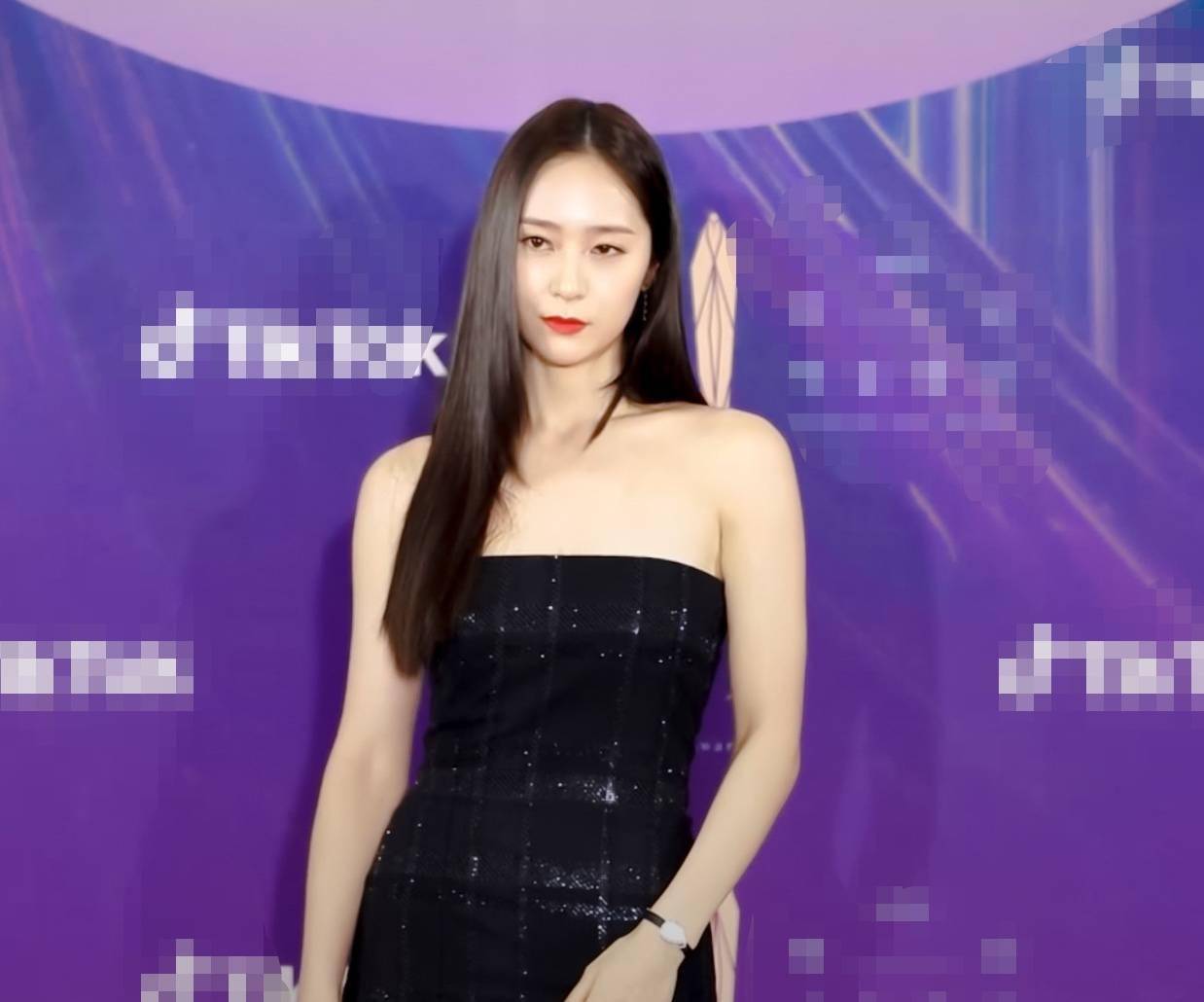 郑秀晶罕见亮相穿一袭黑色紧身抹胸裙丰满身材火辣吸睛