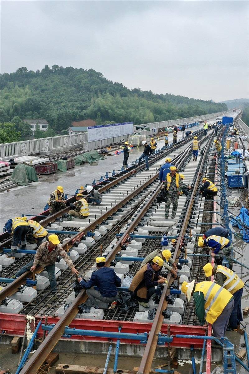 在道岔铺设完工后,预计将于10月下旬开始正式进入铺轨阶段.