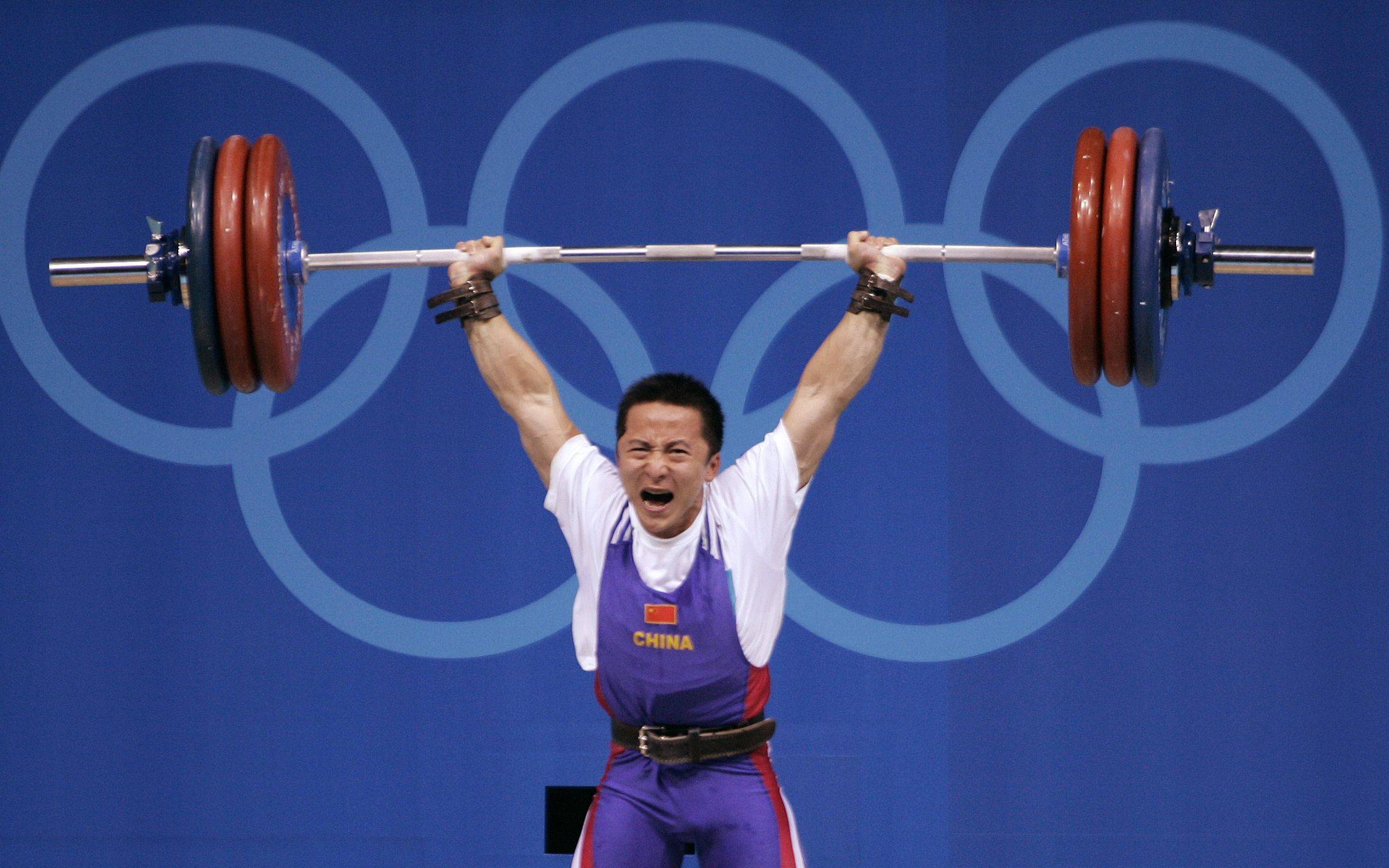 2004年8月16日,石智勇夺得雅典奥运会举重男子62公斤级冠军
