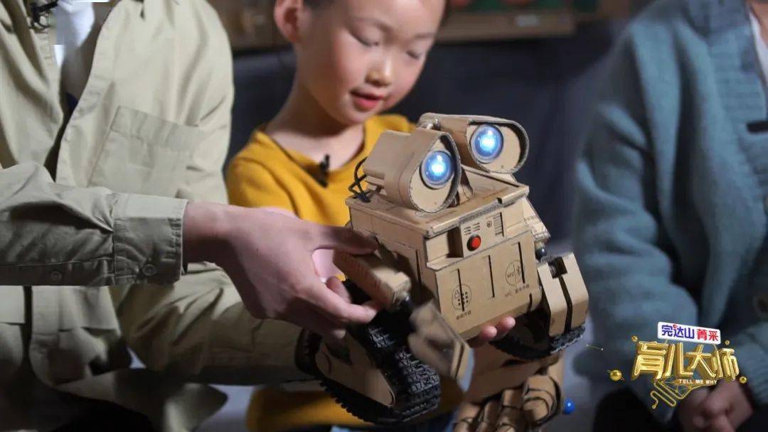 80后老爸张帅宠娃用废纸壳做百多件玩具火上人民日报最好的爱是陪伴