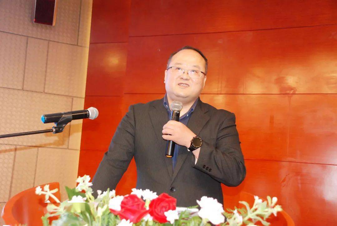 王东教授巡讲会上王东教授,郭强教授,钱爱华教授以及郭强专家团队