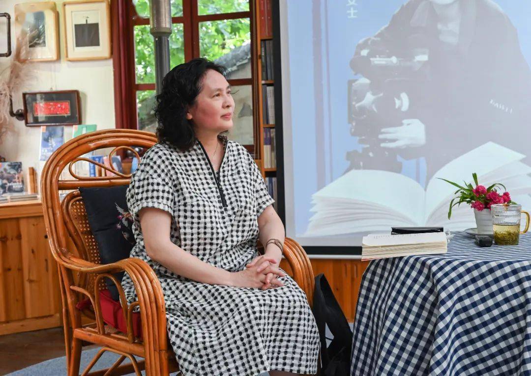 诗人唐亚平做客书香61花溪青岩阅读推广活动谈纪录片纪录片是一种