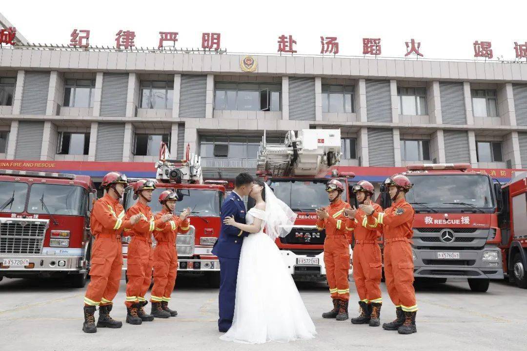消防员婚纱_消防员婚纱照(2)