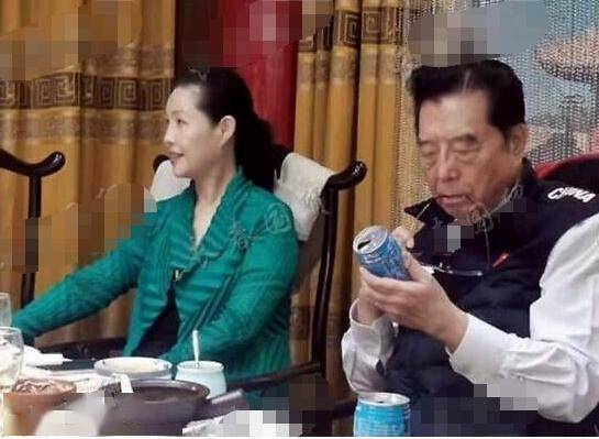 82岁李双和江梦鸽现身,娇妻梦鸽白到发光