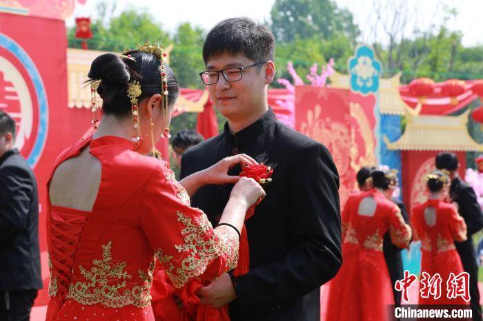 520,这群"老铁"的集体婚礼很甜_新人