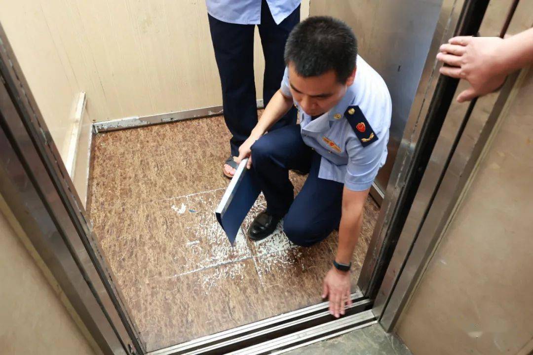 电梯故障意外身亡一名13岁的男生福州晋安区鼓山镇的蓝湾雅境小区内