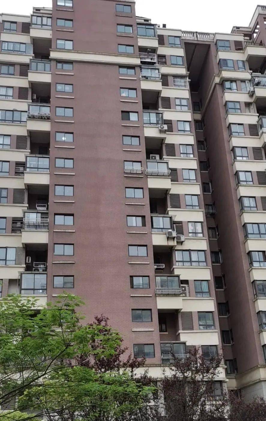 翰香府小区8号楼高16层,共3个单元,每个单元两部电梯,一梯一户.