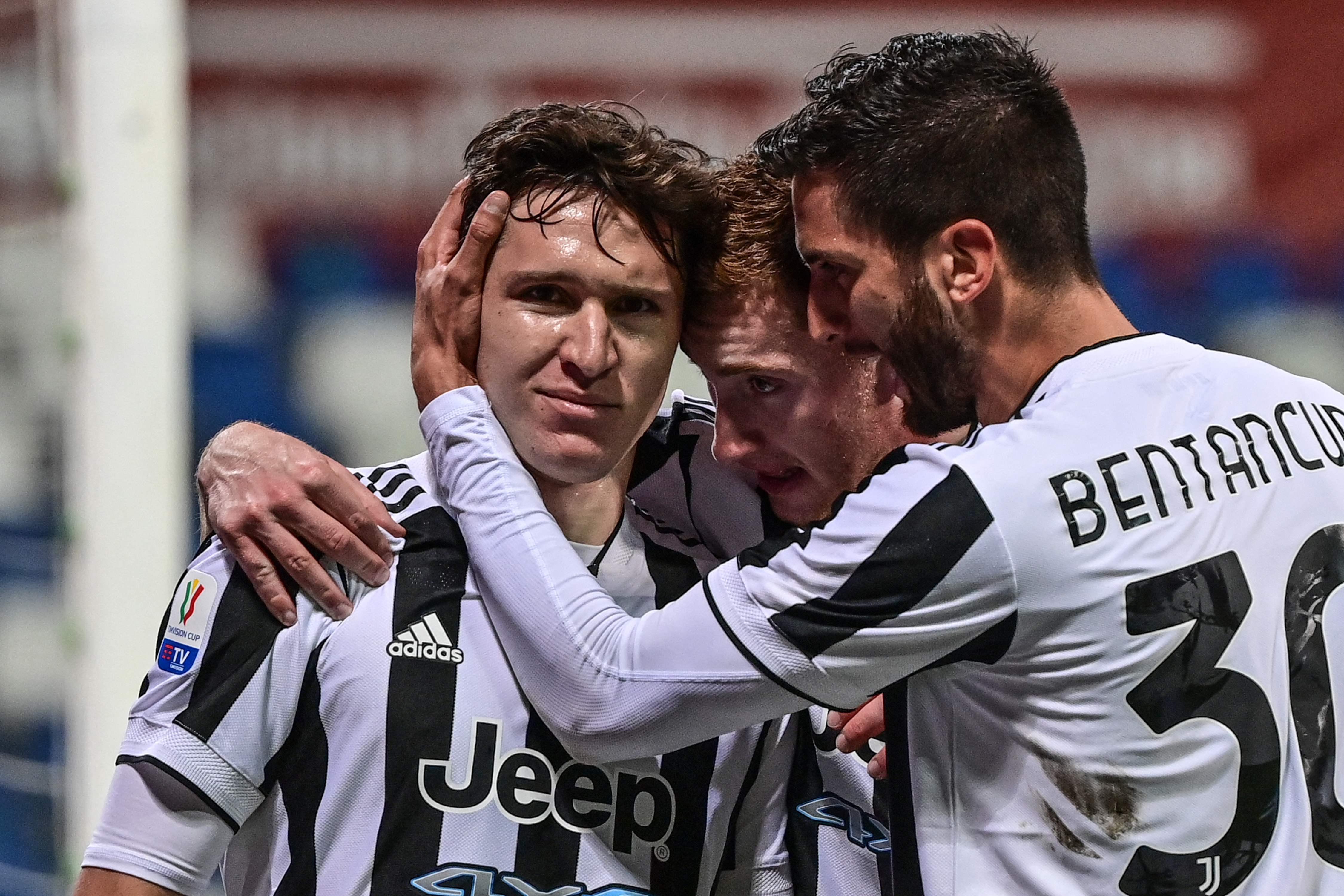 新华社照片,外代,2021年5月20日5月19日,尤文图斯队球员基耶萨(左)和