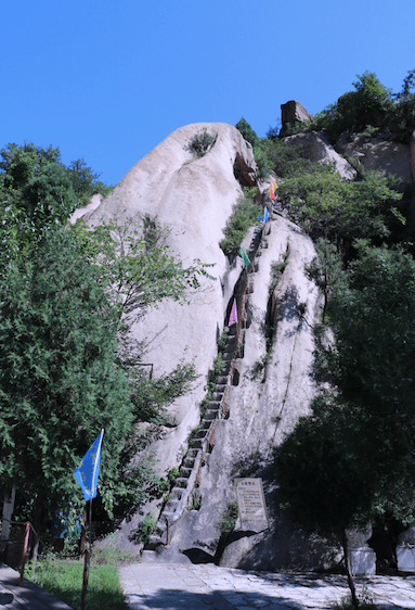 神泉,玉兔石,天梯,飞来石塔等,是登山爱好者的首选路线;凤凰岭中线