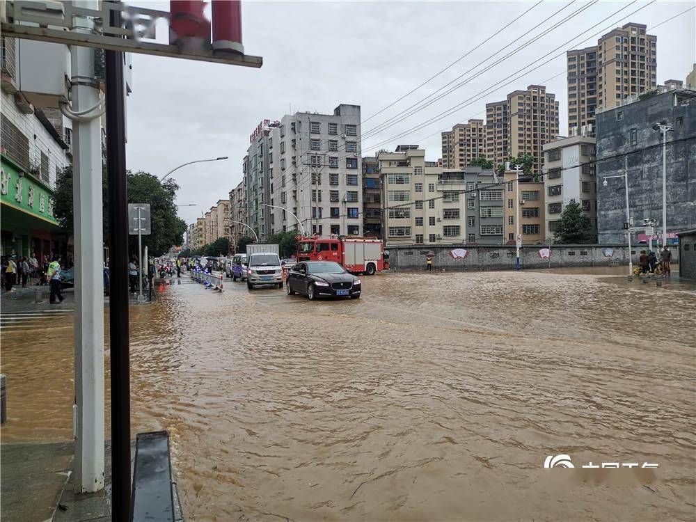 广东连州遭遇强降雨 多地出现水浸街