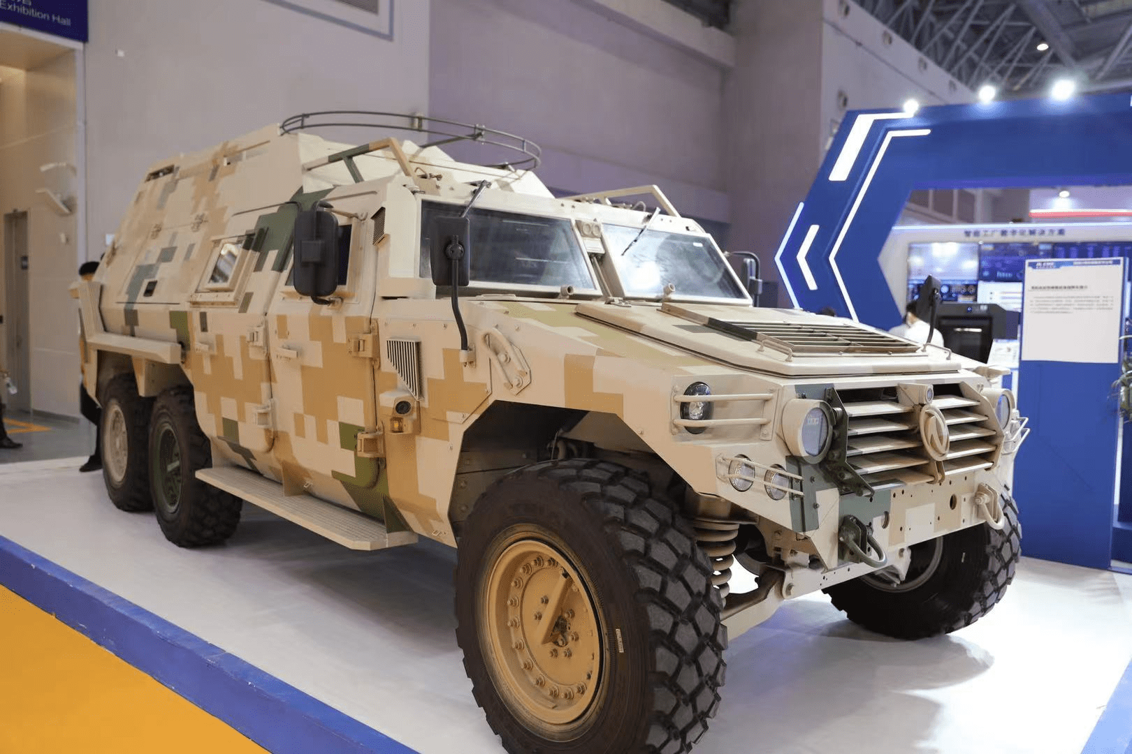 西计公司高机动反恐维稳应急指挥车选用高机动防护型突击车底盘,集成