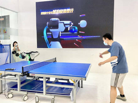 成城|世界智能大会公众开放首日 现场观众体验智能科技热情高涨