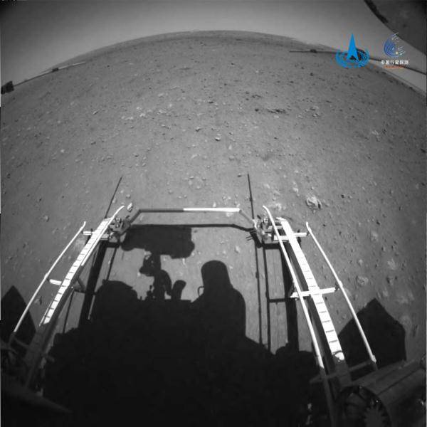 平台|火星表面什么样？“祝融号”传回驶离过程影像