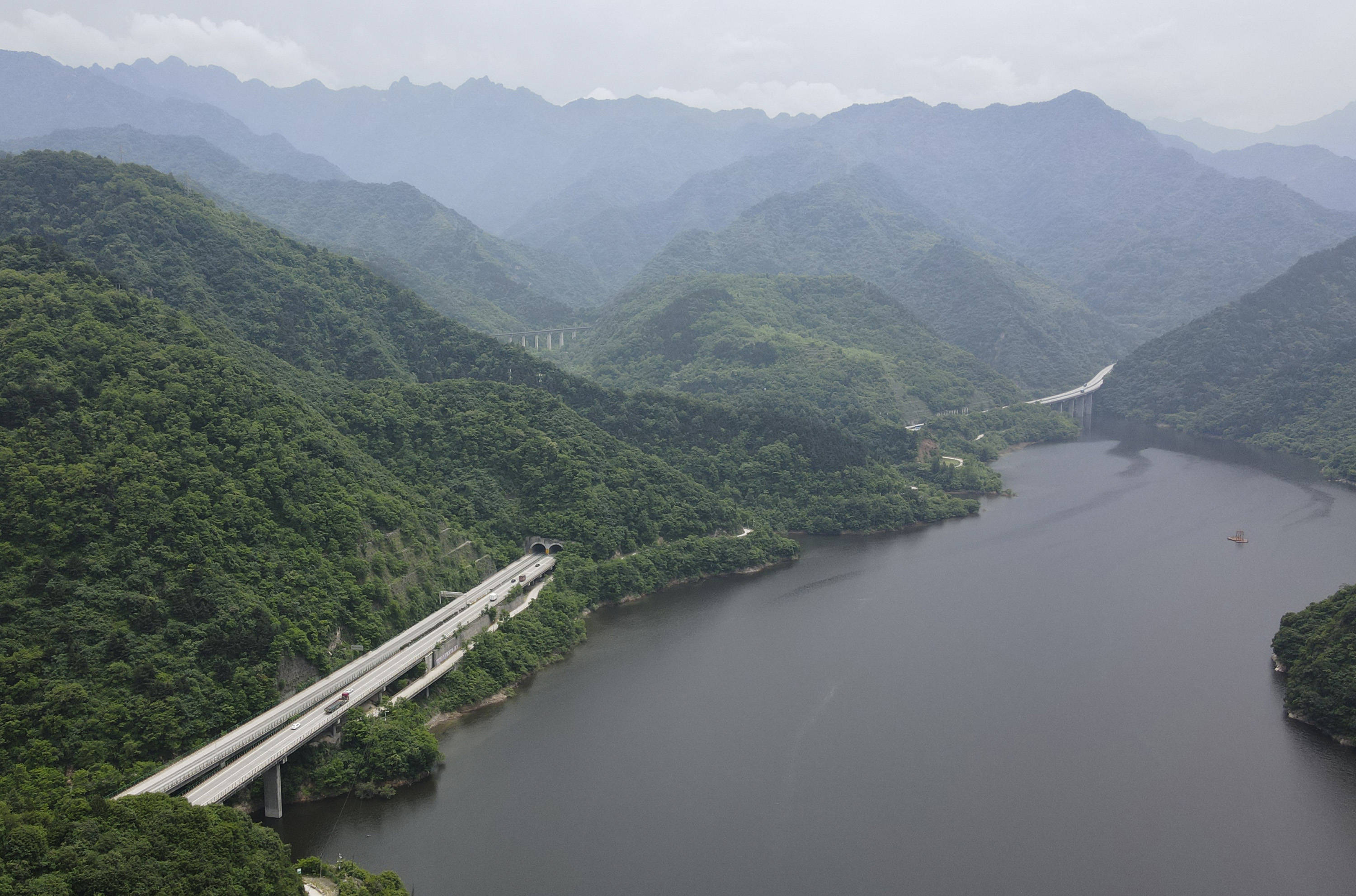 座座大山条条坦途