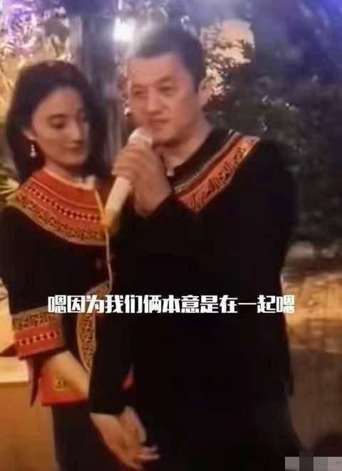 李亚鹏近照发福头顶稀疏,饭后用手擦嘴太豪迈