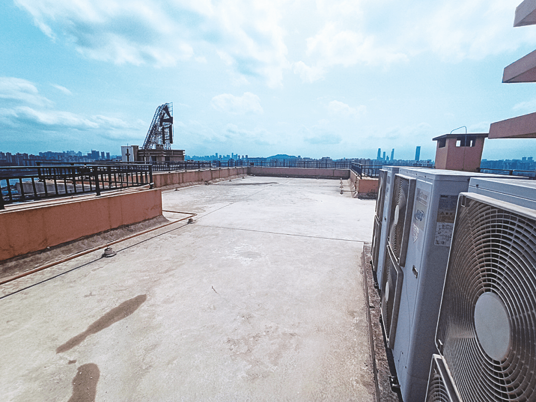 青秀区多方监督整改楼顶建筑垃圾清除干净