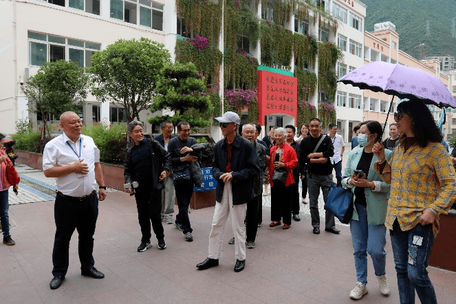 干部一行参观康定市第二中学建设场地老干部一行参观康定中学老干部一