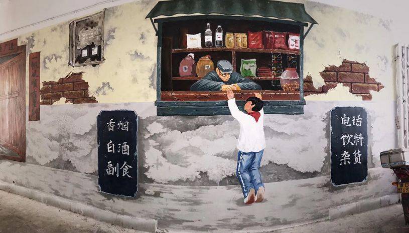 扎着马尾辫的女孩子在小卖部旁跳起了皮筋;背着军绿色小包的孩子放倒