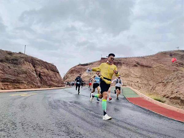 甘肃山地马拉松事故幸存者 失温晕倒死里逃生 朋友遇难 比赛