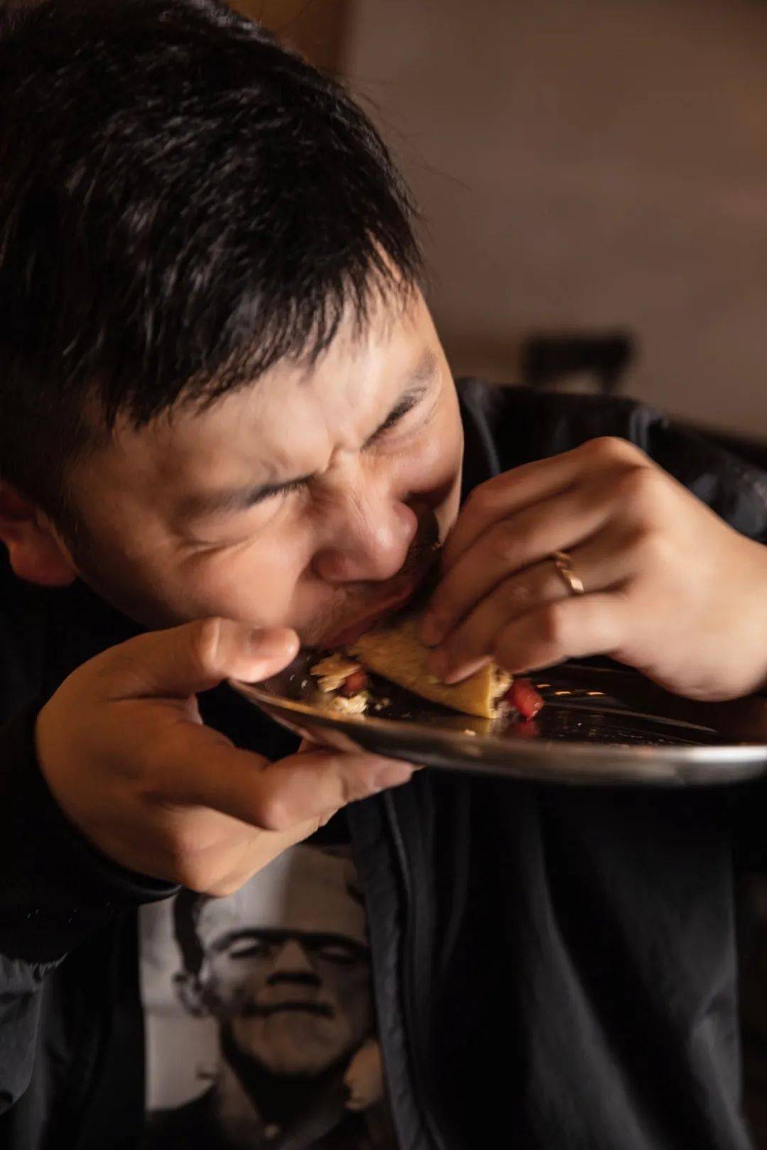 歪着头吃大口咀嚼的墨西哥地道美食温