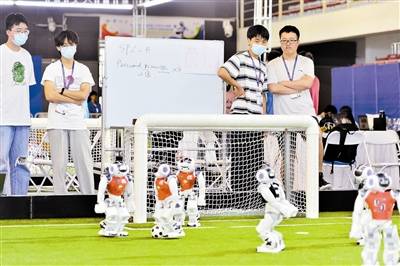 机器人|踢球、救灾，看机器人大显身手
