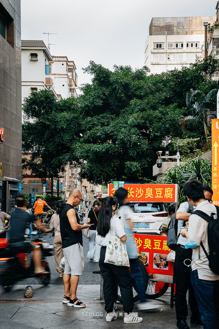 在西丽地铁站附近,有条著名"吃货街"——西丽366大街.
