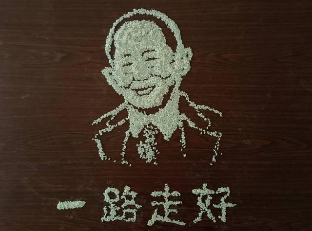 大连一村民用大米铺画悼念杂交水稻之父袁隆平