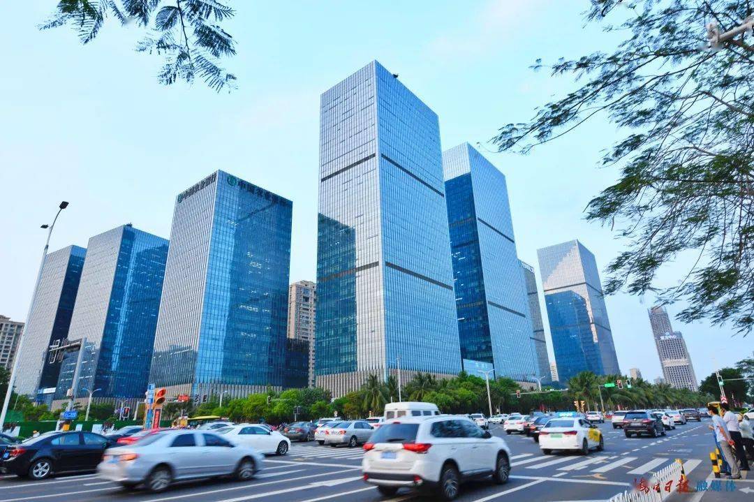 海口国兴大道cbd,车辆川流不息,一派繁华的都市景象.