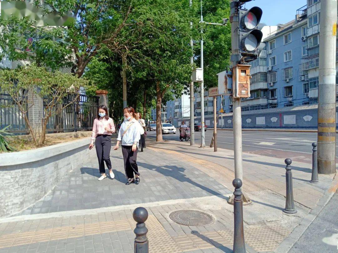 我为群众办实事 | 花坛改造让行人不再被"挤下"台阶_八宝山街道