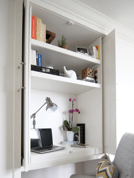 这样一处隐蔽又不额外占用空间的迷你小书房设计,精致又宽敞,是不是很