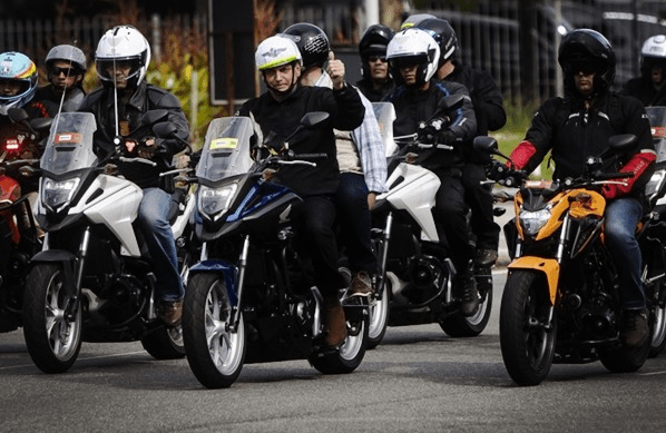 荒唐!巴西新冠死亡患者近45万,总统带头组织摩托车车队游行