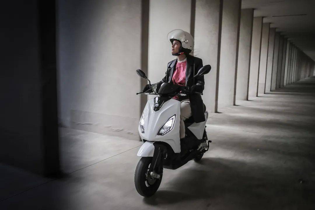 比亚乔第一台电动摩托车亮相北京