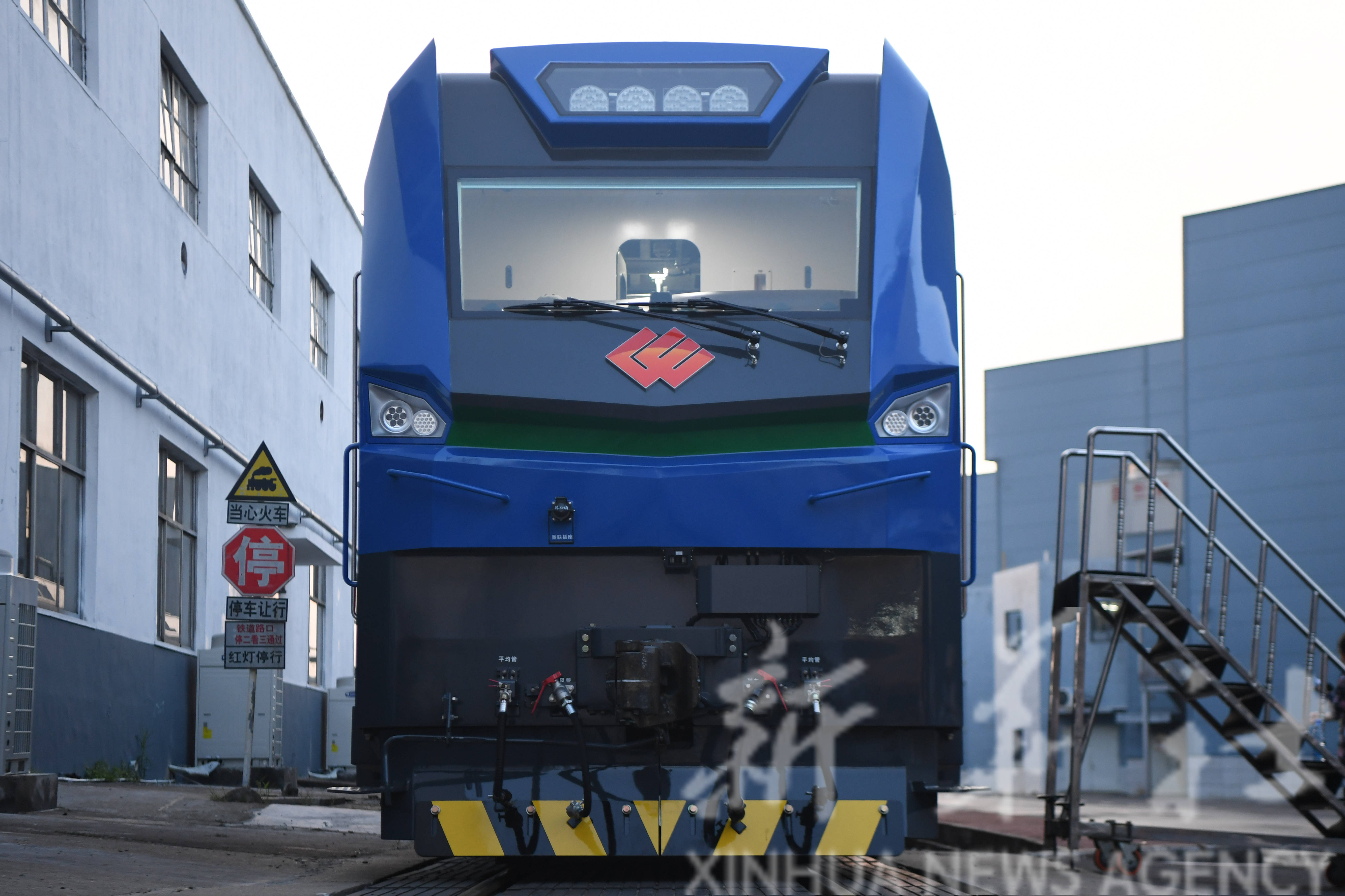 湖南省株洲市中车株洲电力机车有限公司拍摄的"神24"超大功率电力机车