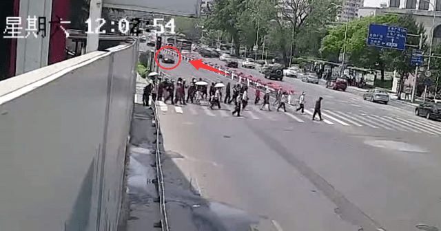 线时,一辆黑色轿车高速冲入人群,多人被撞飞后落地,车祸造成4人死亡,3