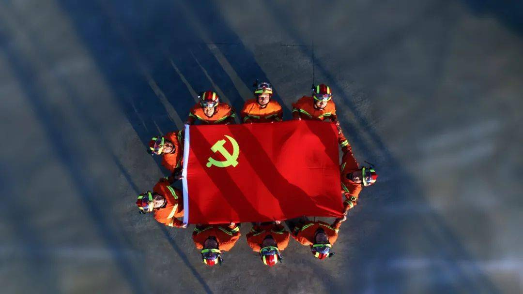 红心向党丨我和党旗合个影