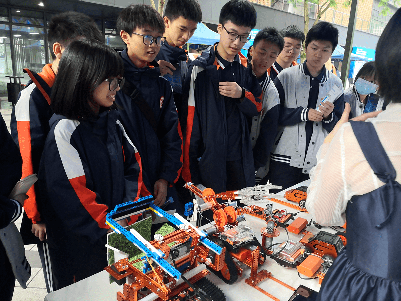 在企业展品展示和学生游学环节中,晋渝森林小学,陈家坪小学,渝高中学